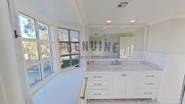 Building Photo - Beautiful Two-Level 5Bd 3.5Ba Home in Newport Beach