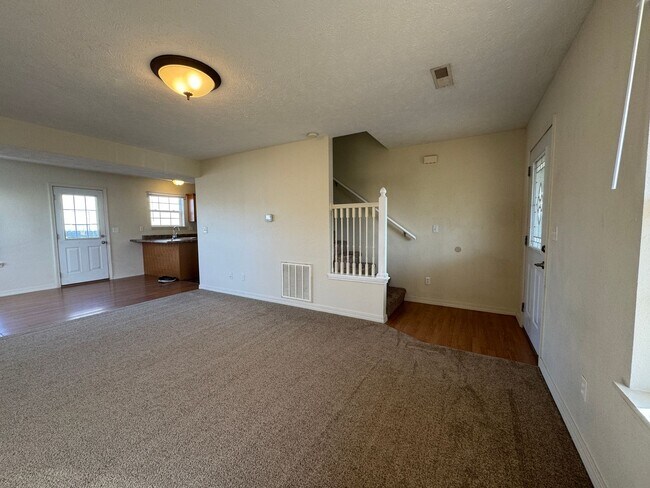 Building Photo - Spacious 3 bedroom, 2.5 bathroom Duplex