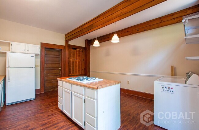 Building Photo - 856 Monroe Dr NE