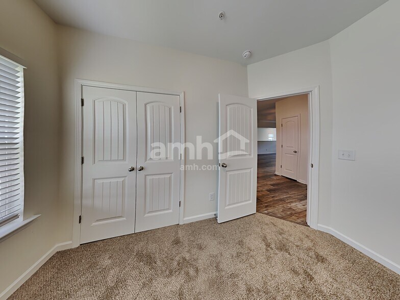 Building Photo - 1402 Mirage St