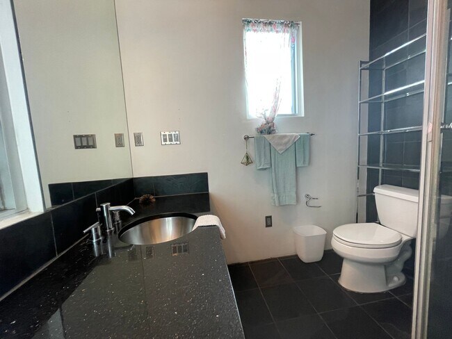 Building Photo - 3 Story Luxury Loft In The NW! Available F...