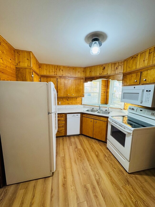 Building Photo - Cozy home 2 Bed 1 Bath