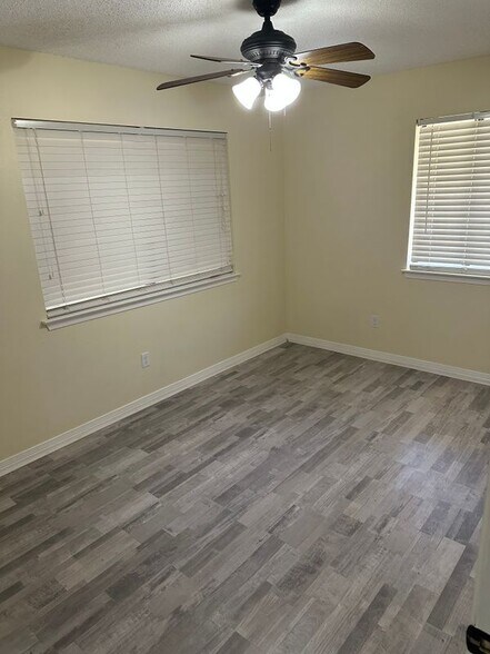 Building Photo - 2801 Pine Ridge Dr