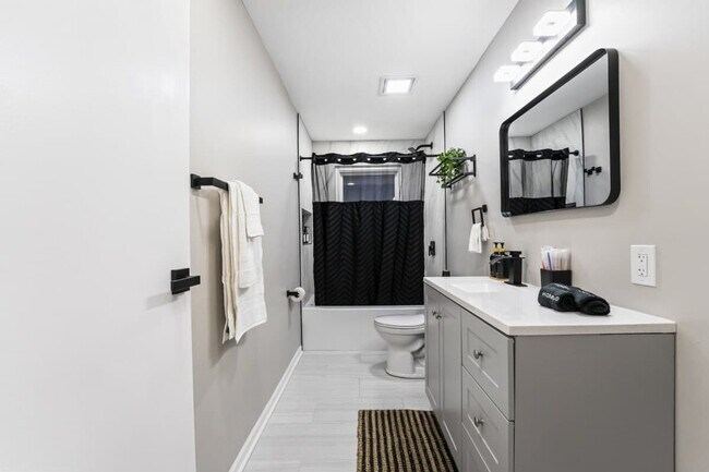 Building Photo - 1410 N Lama Ln