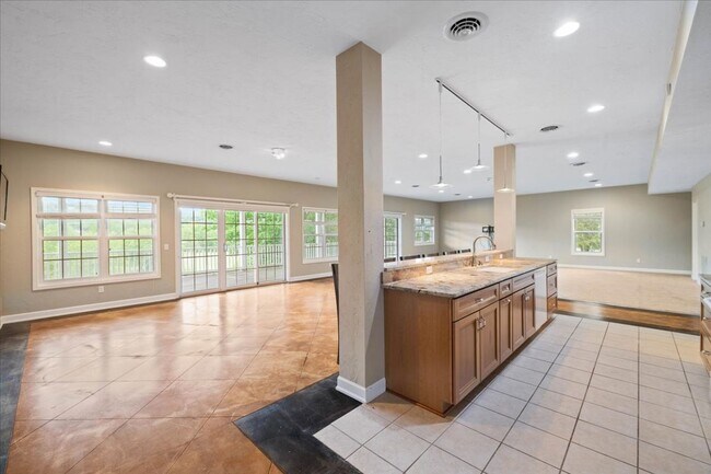 Building Photo - Bright and Spacious Home on Cascades Rd
