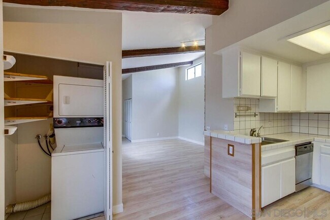 Building Photo - Light, Bright + Airy 2 Bed, 2 Bath Second Floor Condo in Highly Desirable Hillcrest!