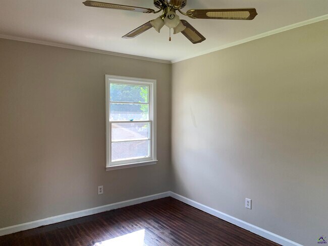 Building Photo - 3240 Commodore Dr