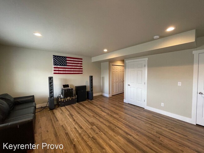 Building Photo - 4 br, 3.5 bath House - 876 s Aspen Loop
