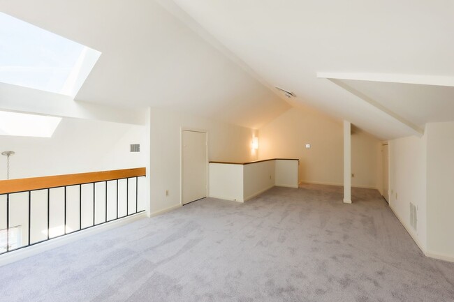 Building Photo - Loft Living at McLean Gardens 1BR plus Lof...