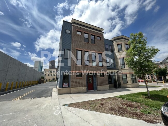 Building Photo - 770 24th St