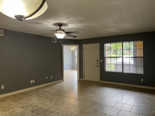 Building Photo - 315 Lakepointe Dr
