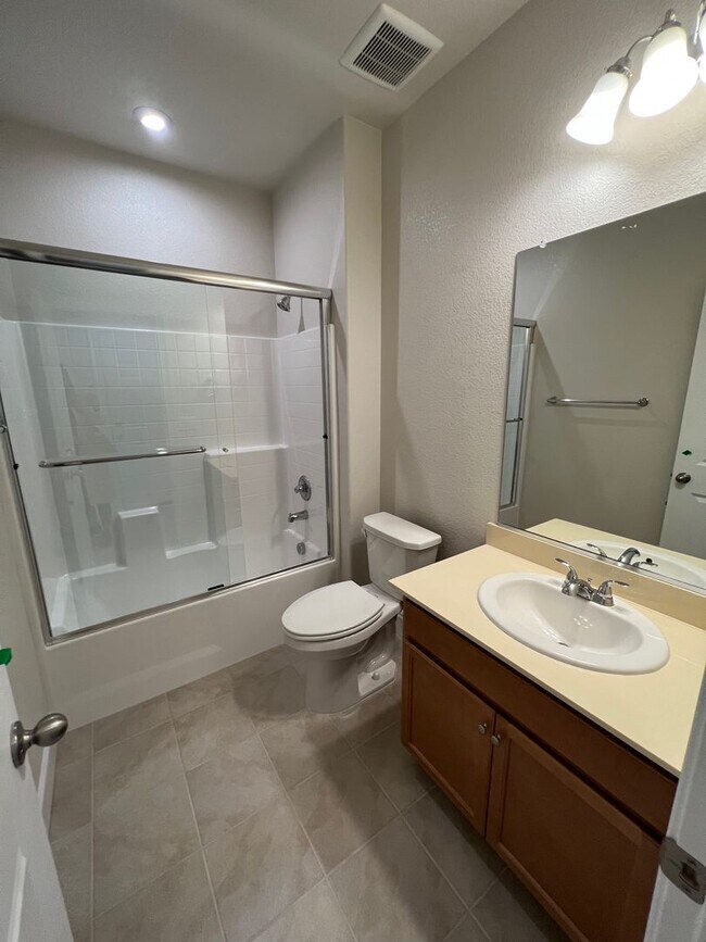 Building Photo - Newer 4 Bedroom Solar Home in Rocklin! Easy Access to I-80!
