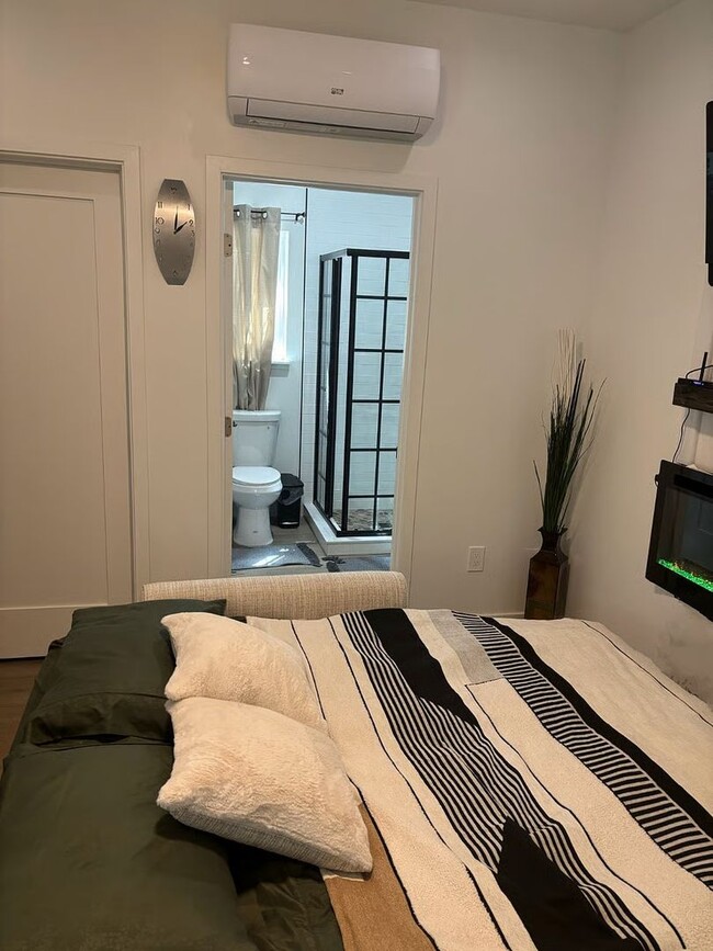 Building Photo - Charming Backyard Studio – All Utilities Included - Even WiFI