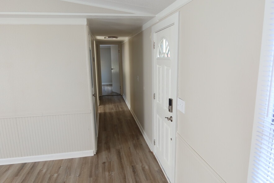 entry/foyer - 124 N Violet St