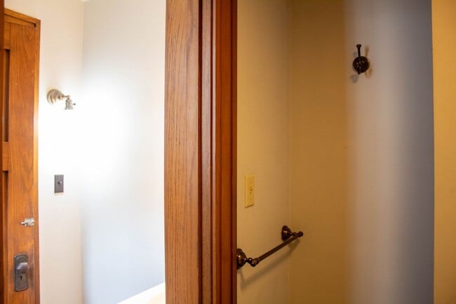 Building Photo - AVAILABLE FOR AUGUST 2026!  Large house ne...