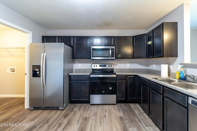 Building Photo - 524 Midlake Dr NE