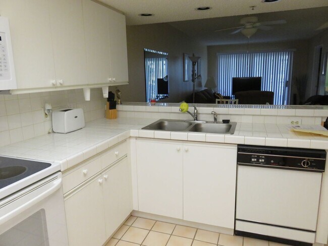Building Photo - Turnkey 2/2 in a resort community golf and...
