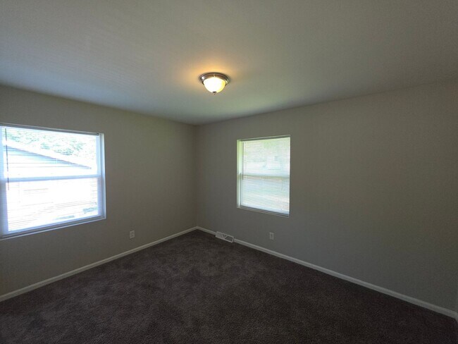 Building Photo - 4800 Crestmont Dr