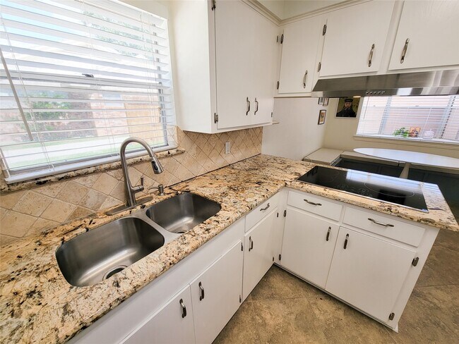 Building Photo - 2115 Forest Oaks Dr