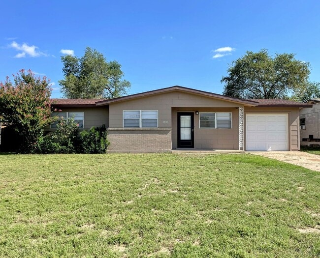 Primary Photo - Newly renovated 3/1 with fenced back yard ...