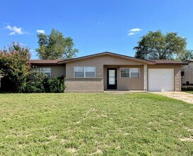 Building Photo - Newly renovated 3/1 with fenced back yard ...