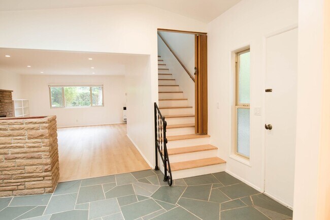 Building Photo - 3 Bedroom 2 Bathroom Home in Mission Canyon