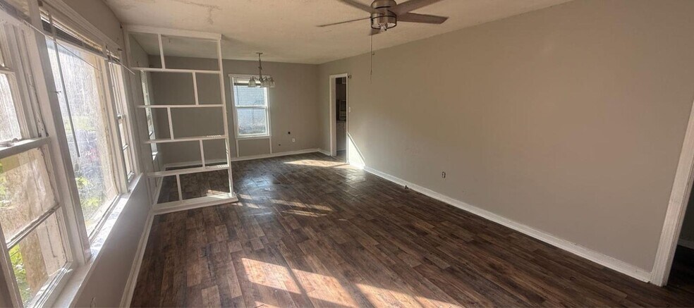 Building Photo - 314 Clubview Dr
