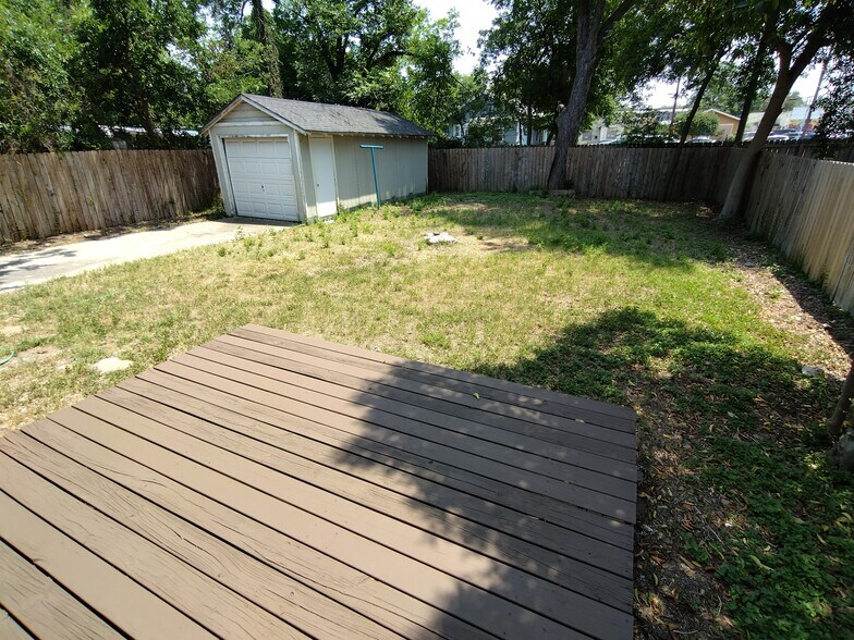deck and fenced back yard - 826 W Lynwood Ave