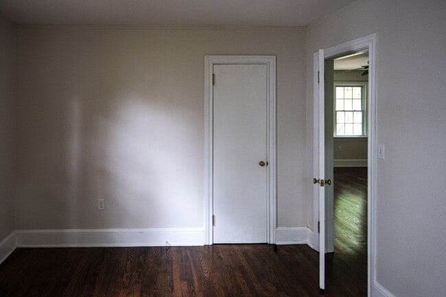 Building Photo - 2 bedroom, 1 bath Brick Bungalow in Prime Location!