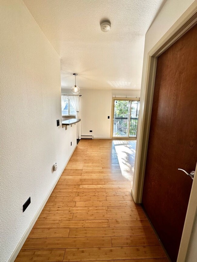 Building Photo - Prime Location Condo: Bright 1 Bed, 1 Bath...
