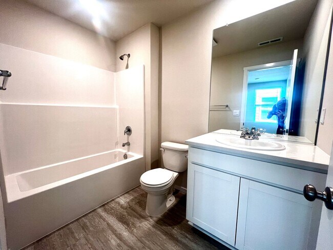 Building Photo - FREE RENT New Beauty! Location, location!!...