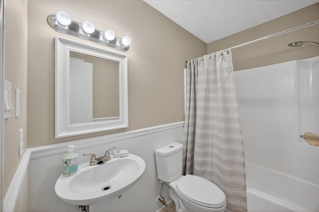 Building Photo - 3 bedroom, 2 bathroom House in Eden!