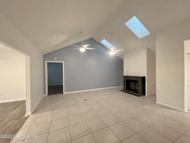 Building Photo - 108 N Lake Cir