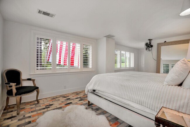 Building Photo - 802 N Park Ave