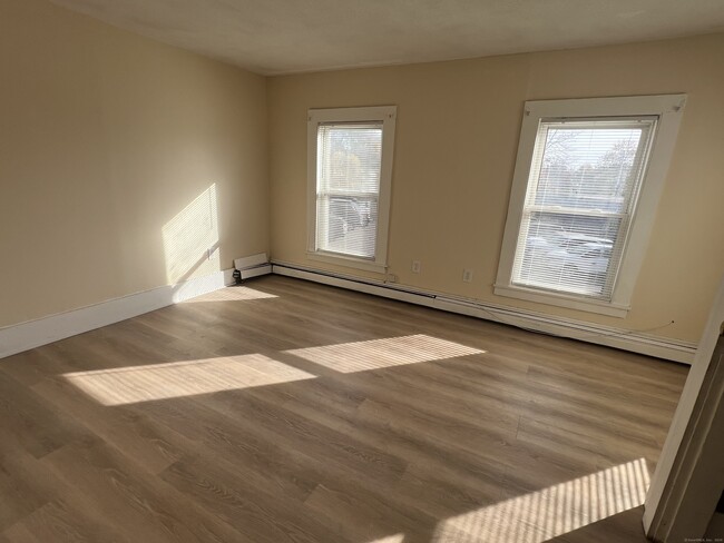 Building Photo - 10 Russell St