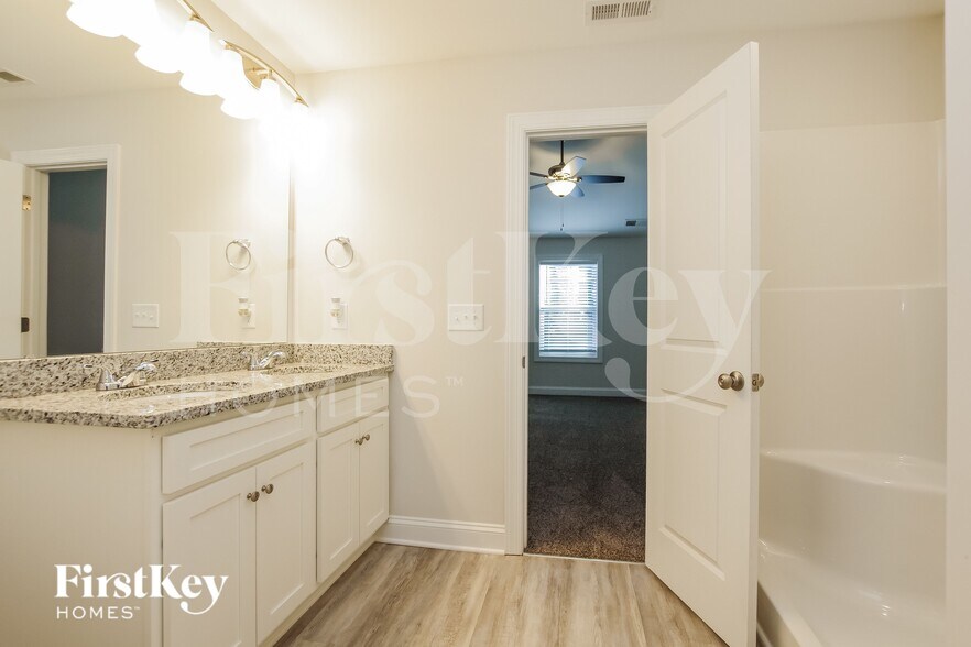 Building Photo - 6631 Rockwell Blvd W