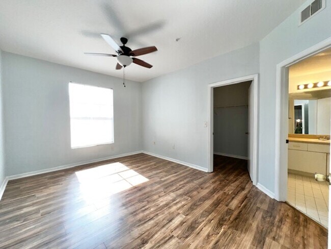 Building Photo - MOVE IN NOW! 2x2 WITH FRESH INTERIOR PAINT & LAMINATE WOOD FLOORING! PRIVATE BALCONY!!!