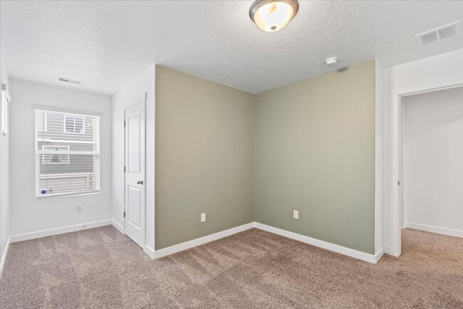 Building Photo - *$500 MOVE-IN SPECIAL* Charming 3-Bedroom ...
