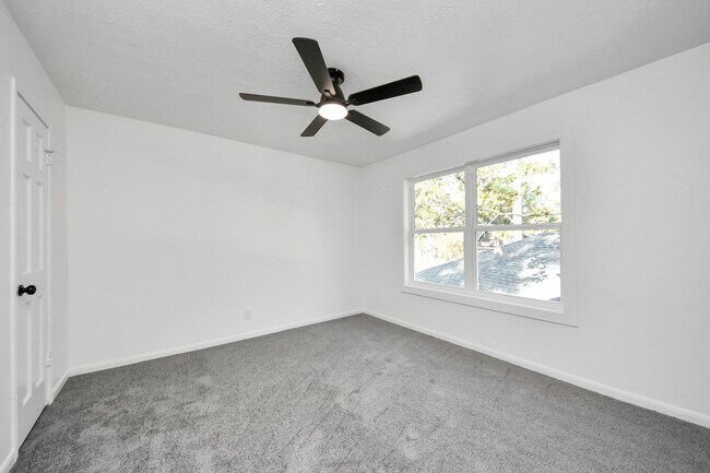 Building Photo - 616 S Rivershire Dr