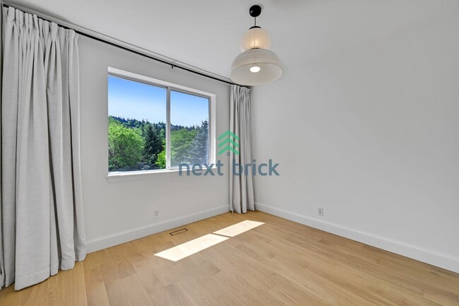 Building Photo - Beautiful Bellevue Home with 4 Beds + Bonu...