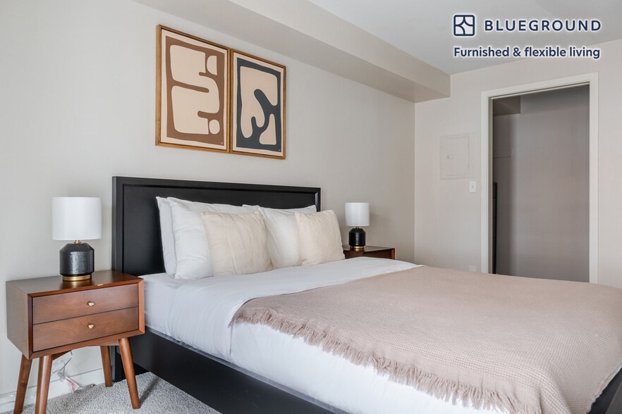 Building Photo - 526 Yale Ave N