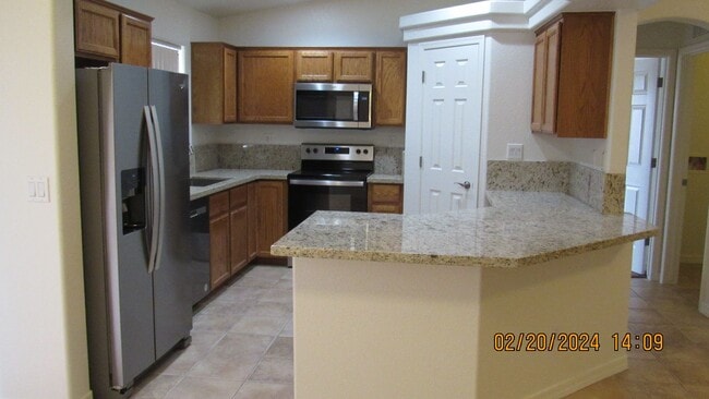 Building Photo - 3 bed 2 bath 2 car garage near high school