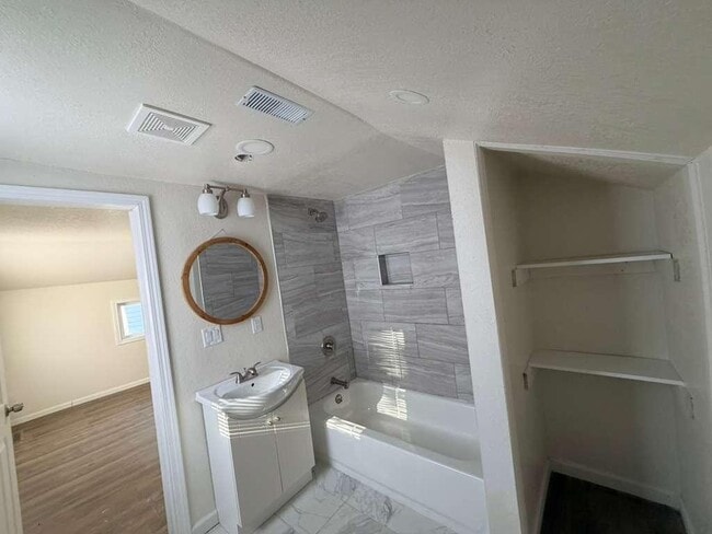 Building Photo - 651 W Bruce St