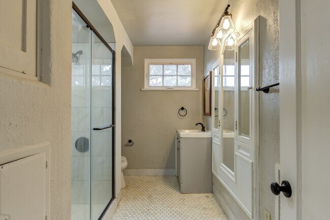 Building Photo - Charming Tuscany Villa block away from TTU