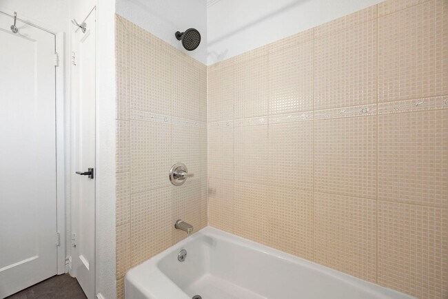 Building Photo - Stunning 2-Bed, 1-Bath Condo in the Heart ...