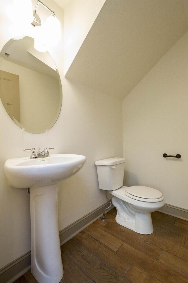 Building Photo - 709 Courtland Ave