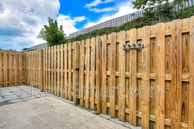 Building Photo - 330 Beech Ln
