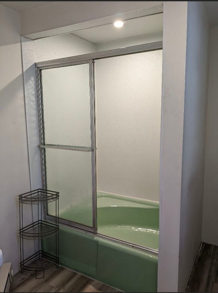 Garden tub with sitting area, shower, shelf - 23 Rexford St