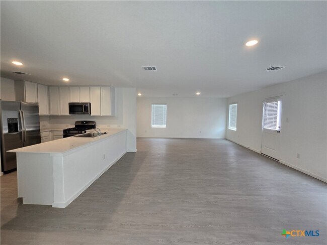 Building Photo - 5600 Geronimo St