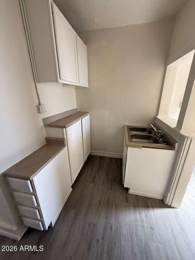 Building Photo - 663 E 8th St